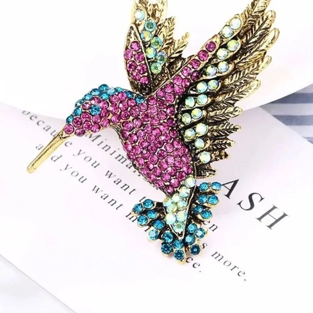 💕 Betsey Johnson crystal embellished darling hummingbird brooch 💕